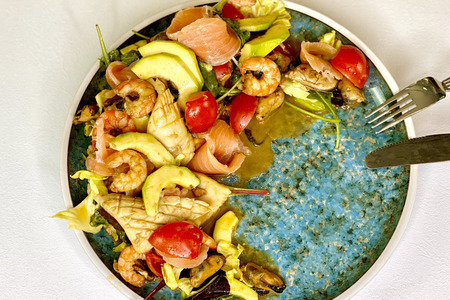 Фото к рецепту: Праздничный салат с морепродуктами 