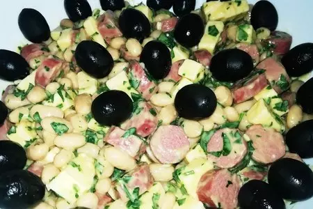 Бюджетный салат с сосисками и фасолью