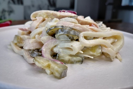 Салат с кальмарами, яйцом, грибами и маринованными огурцами 