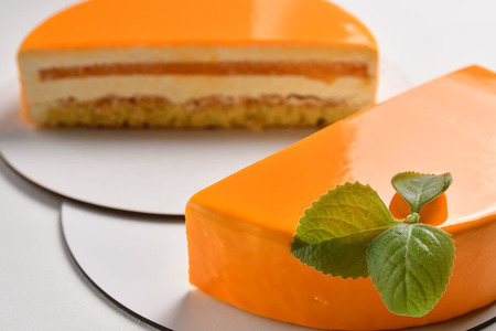 Фото к рецепту: Муссовый торт мандарин с зеркальной глазурью