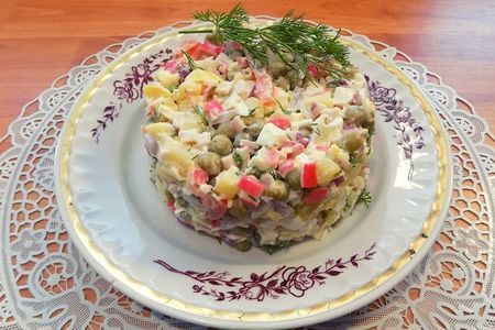 Салат из крабовых палочек. с яйцом, сыром и зеленым горошком