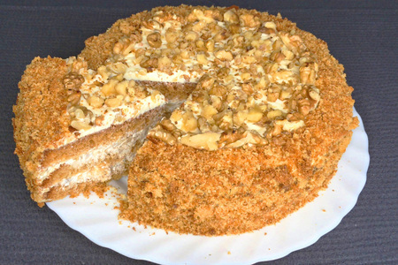 Медовый бисквитный торт с грецкими орехами