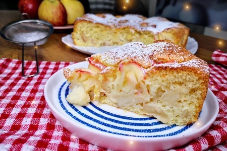 Фото к рецепту: Шарлотка с яблоками - классический рецепт