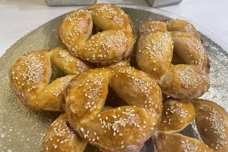 Слойки с курицей и грибами, ленивое слоеное тесто на сметане