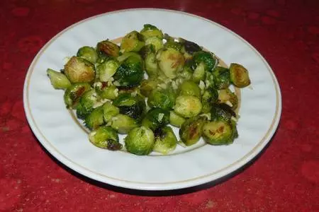 Брюссельская капуста с чесноком