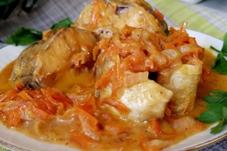 Нежный минтай с овощами в сырно-сливочном соусе на сковороде