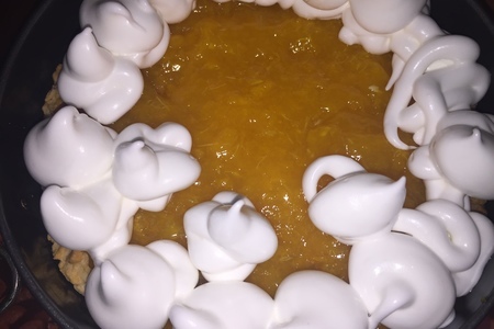Фото к рецепту: Меренговый пирог с мандаринами
