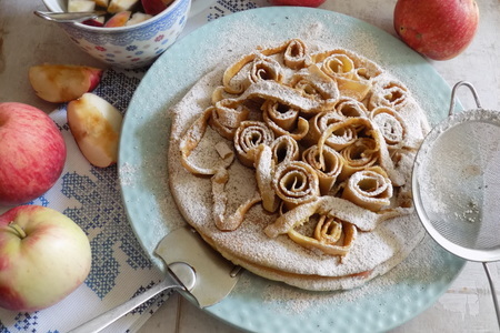 Фото к рецепту: Блины с карамельными яблоками #масленица2021