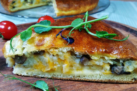 Фото к рецепту: Пирог с картошкой и грибами на кефире