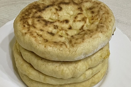 Хачапури с сулугуни на сковороде, простой рецепт лепешки с сыром
