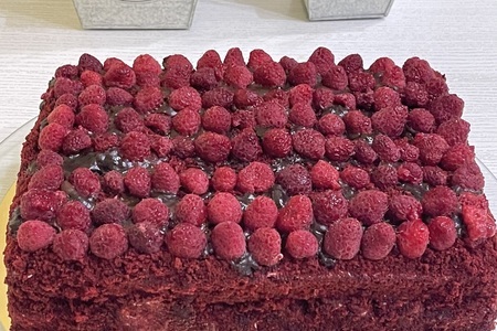 Фото к рецепту: Торт красный бархат, малиновый торт с сметанным кремом