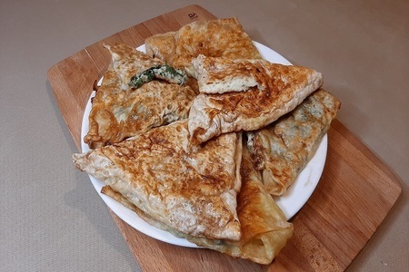 Фото к рецепту: Ёка, кавказское блюдо из лаваша с сыром, яйцом и зеленью