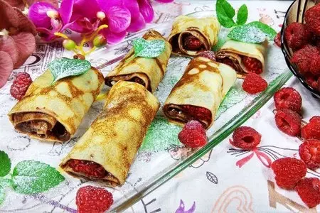 Блинчики на желтках с шоколадной пастой и малиной