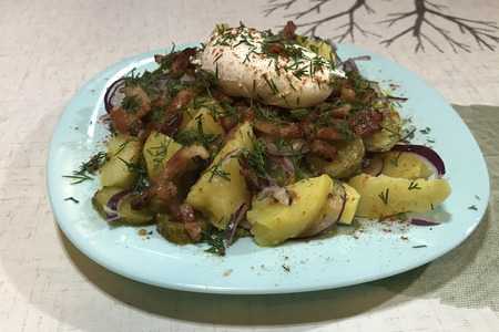 Картофельный салат с яйцом пашот
