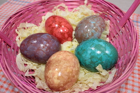 Фото к рецепту: Мраморные яйца на пасху