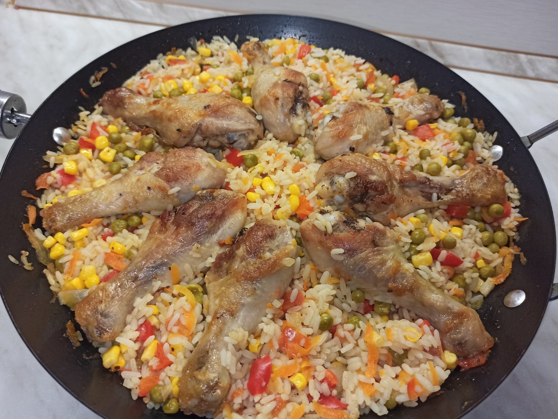 Курица с рисом на сковороде вкусный. Курица с рисом и овощами по каталонски. Рис с овощами по каталонски. Курица по каталонски с рисом. Каталонское блюдо.