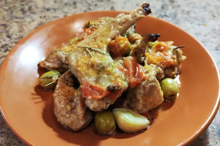 Кролик тушеный в белом вине с оливками и помидорами
