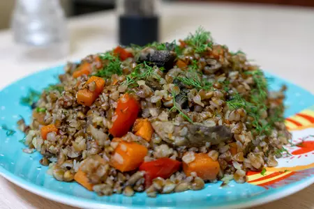 Гречка с шампиньонами и овощами