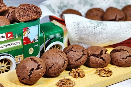 Фото к рецепту: Шоколадное печенье с орехами к чаю за 20 минут