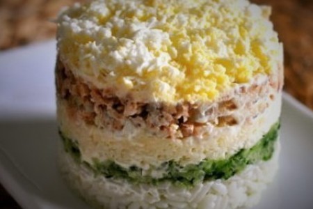 Слоёный салат с рыбой и рисом 