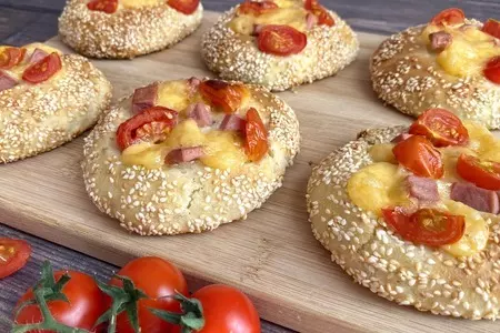 Домашняя мини пицца с кунжутом