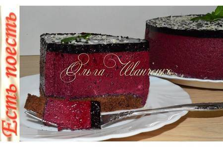 Фото к рецепту: Торт с ягодным суфле без духовки - черничный десерт