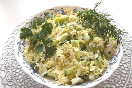 Овощной салат из свежей капусты с огурцом и яйцами