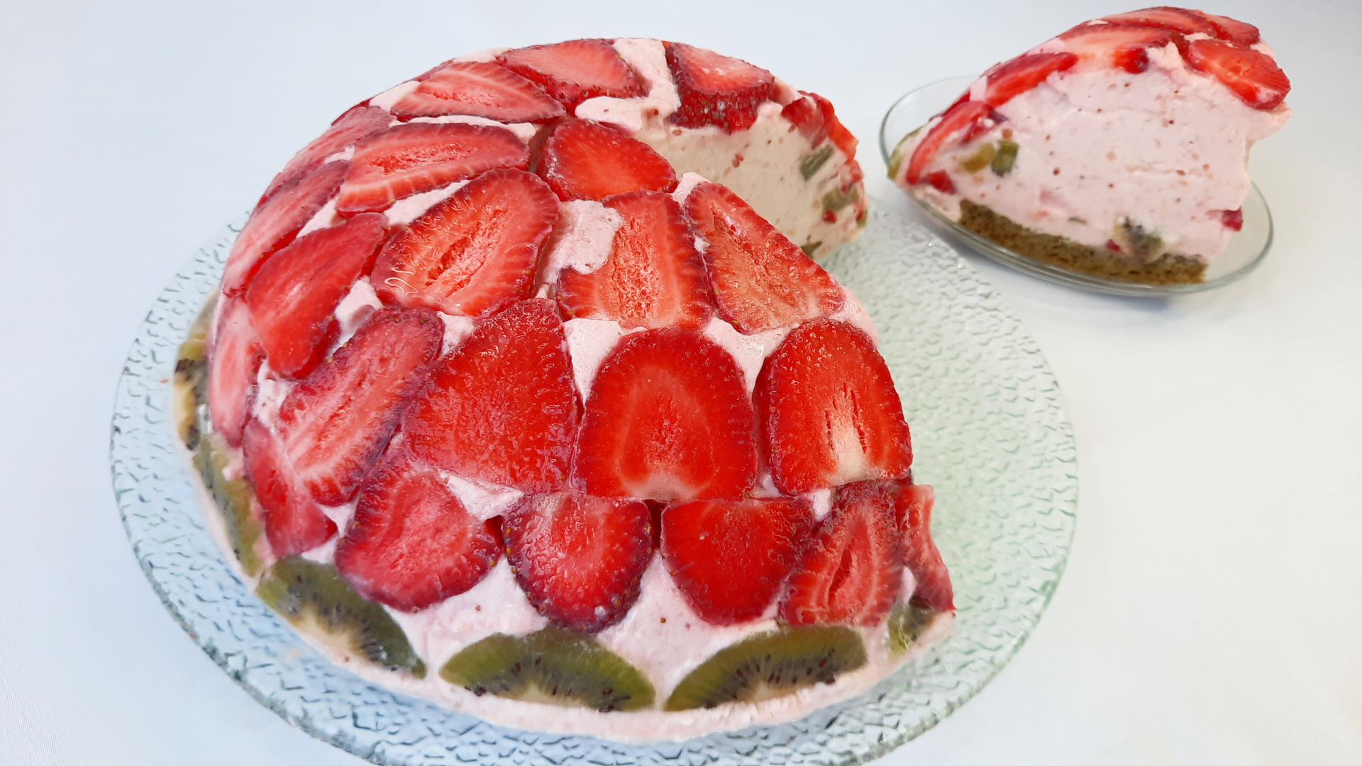 Как приготовить Летний пирог с клубникой с заливкой йогуртовой и ягодами просто рецепт пошаговый