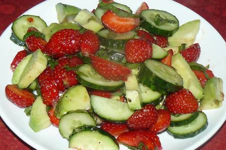 Фото к рецепту: Салат с клубникой и авокадо