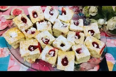 Простой пирог "клубничное облако"