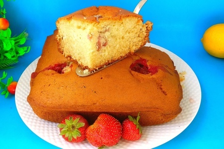 Фото к рецепту: Пышный пирог на кефире с клубникой