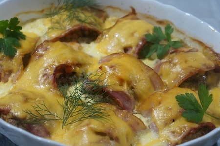 Фото к рецепту: Шампиньоны фаршированные лососем, в сливочно-сырном соусе