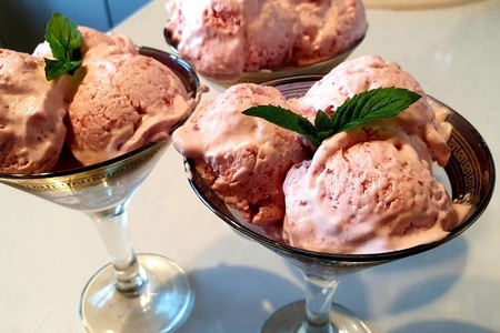 Фото к рецепту: Клубничное мороженое не требующее перемешивания во время заморозки