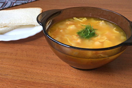 Фото к рецепту: Гороховый суп с копченой грудинкой