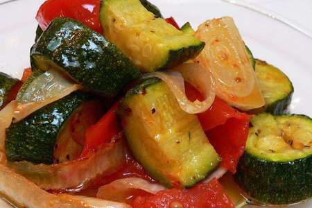Фото к рецепту: Салат с кабачками и помидорами, на зиму