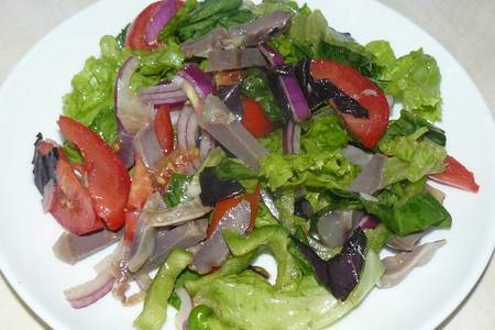 Легкий летний салат с желудками