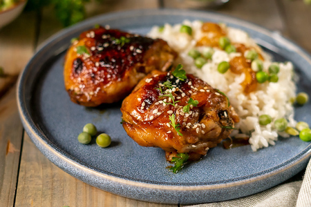 Фото к рецепту: Курица в соево-медовом соусе, запеченная в духовке