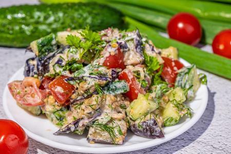 Закусочный овощной салат с баклажанами и зеленью