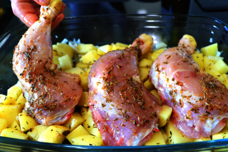 Фото к рецепту: Курица с картошкой в духовке // запеченные окорочка // куриные бедра в духовке