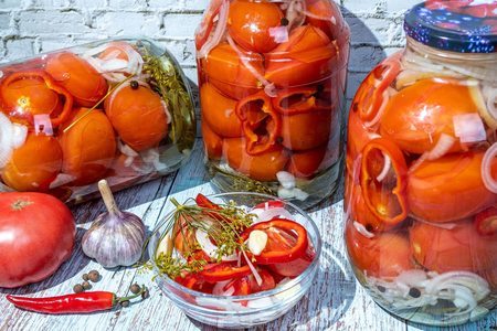 Маринованные помидоры с болгарским перцем и луком на зиму