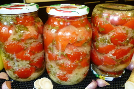 Фото к рецепту: Маринованные помидоры с хреном на зиму