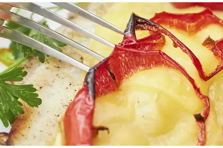 Пангасиус с сыром и овощами