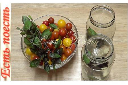 Фото к рецепту: Маринованные помидоры с базиликом