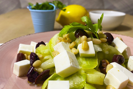 Острый салат из сырых кабачков, сыром и кедровым орехом