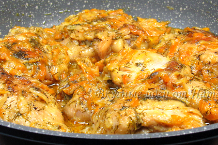 Фото к рецепту: Курица в сметанном соусе с овощами