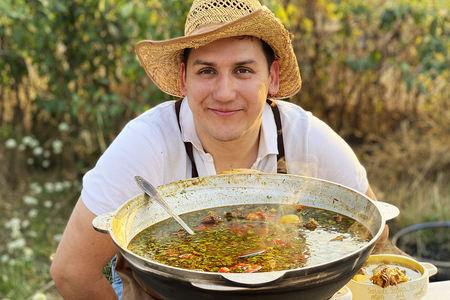Узбекский суп шурпа в казане 