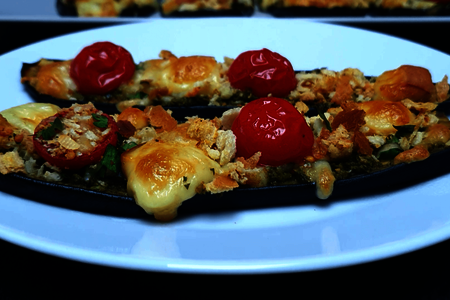 Баклажаны с сырно-овощной начинкой