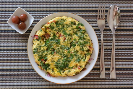 Фото к рецепту: Омлет с болгарским перцем и зеленью  #накормишкольника