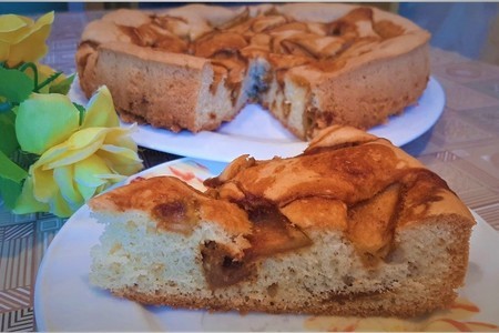 Фото к рецепту: Пирог с карамелизированными яблоками