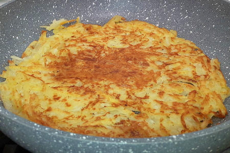 Фото к рецепту: Быстрые картофельные лепешки-драники (на сковороде)